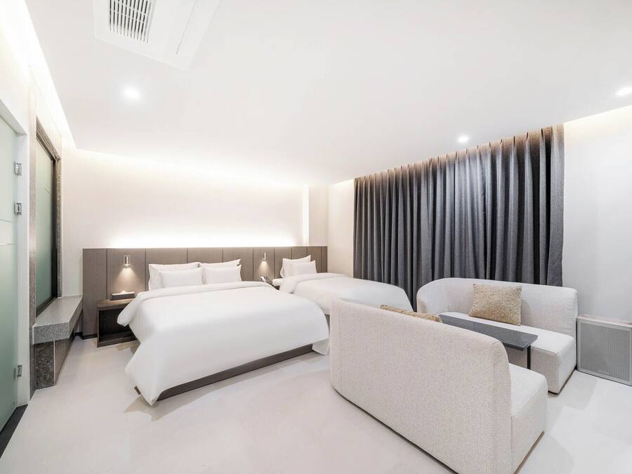 Deluxe Twin Room | Desk, laptop workspace, free WiFi