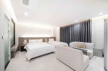 Deluxe Double Room | 1 bedroom, desk, laptop workspace, free WiFi