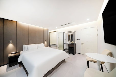 Escritorio, espacio para trabajar con laptop y wifi gratis