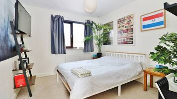 1 bedroom, desk, free WiFi, bed sheets