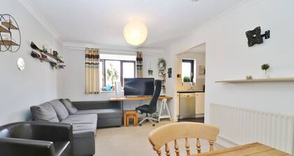 Charming 1 bed detached coach house in peaceful Locks Heath with super fast WiFi