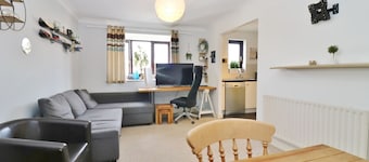 Charming 1 bed detached coach house in peaceful Locks Heath with super fast WiFi