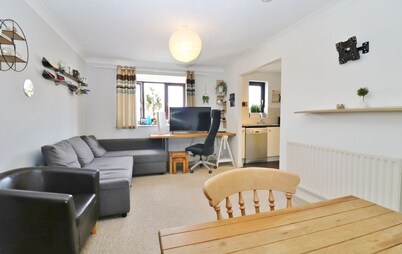 Charming 1 bed detached coach house in peaceful Locks Heath with super fast WiFi