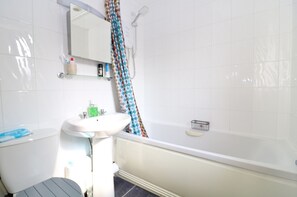 Bidet, Handtücher, Seife, Toilettenpapier