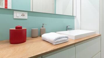 Dusche, Haartrockner, Bidet, Handtücher