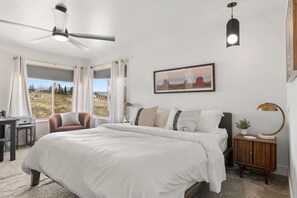 4 bedrooms, desk, WiFi, bed sheets