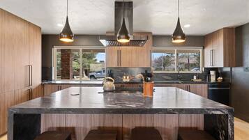 冷蔵庫、電子レンジ、オーブン、コンロ