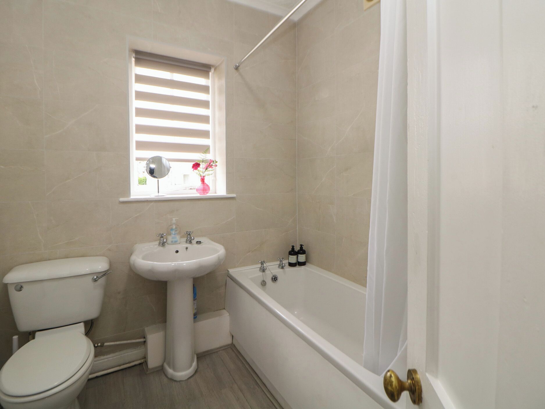 Un baño con inodoro, lavamanos y bañera.
