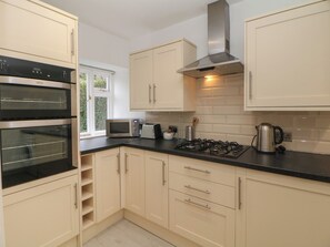 冰箱、电热水壶、烤面包机、厨具/餐具