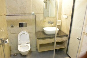 Kelengkapan dandanan diri percuma, jubah mandi, selipar 