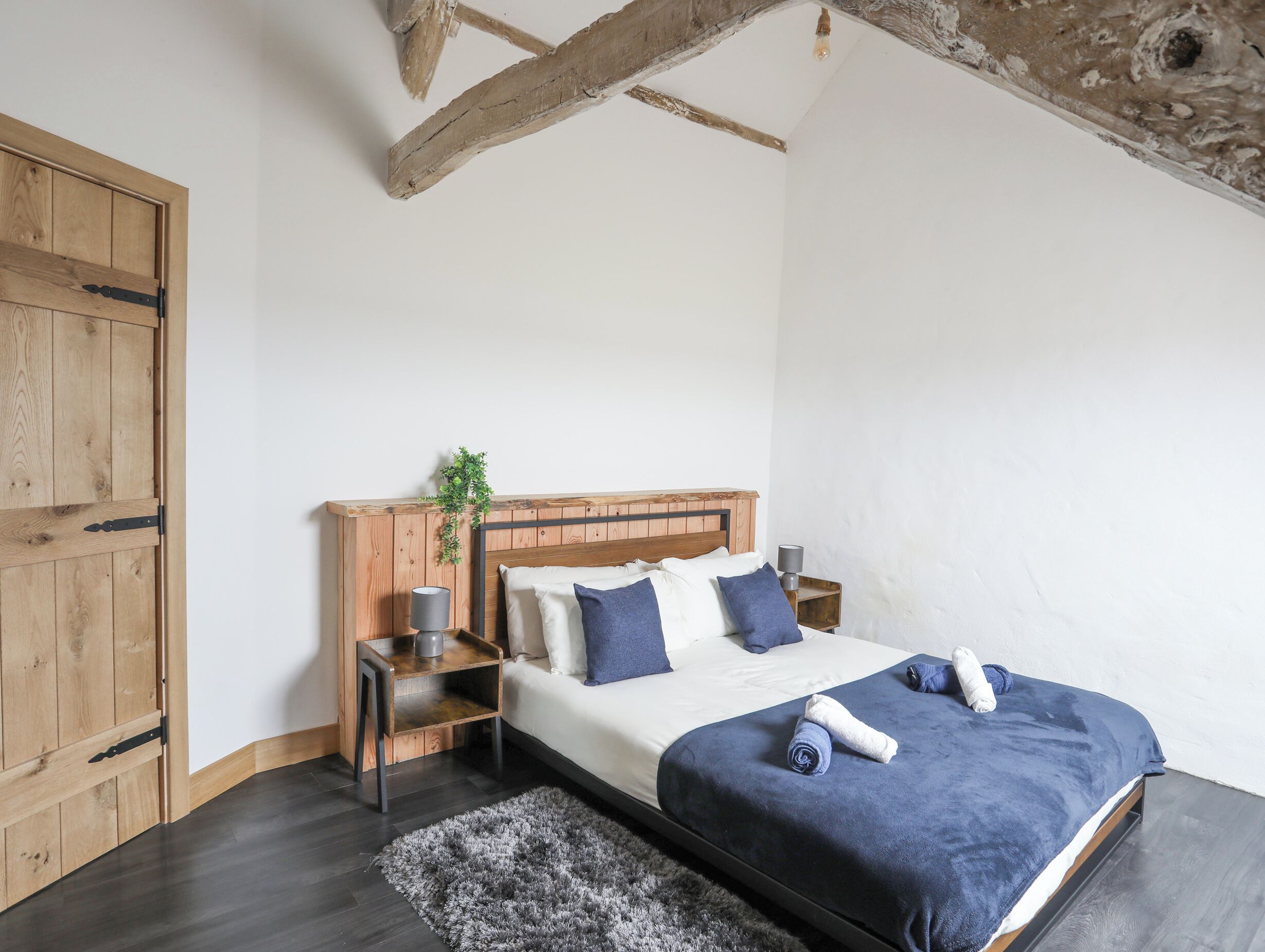 2 phòng ngủ, trang trí khác biệt 