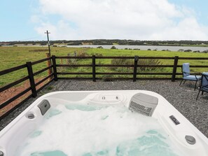 Outdoor spa tub - Gwel Y Fenai (Caernarfon)