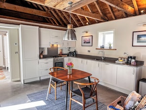 ثلاجة، غسالة أطباق، غلّاية كهربائية، محمصة خبز