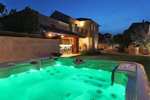 Bañera de hidromasaje exterior