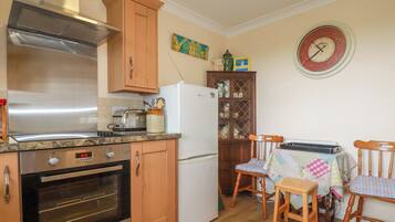 Jääkaappi, astianpesukone, vedenkeitin, leivänpaahdin