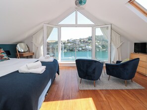 2 kamar tidur dan didekorasi berbeda-beda