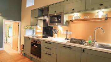 Tủ lạnh, máy rửa bát, ấm điện, lò nướng bánh mì