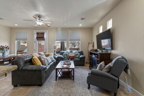 TV, lareira, escritórios