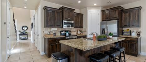 Réfrigérateur, micro-ondes, plaque de cuisson, lave-vaisselle