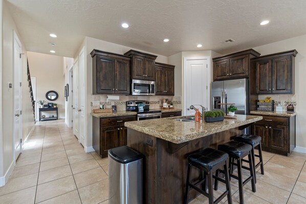 雪櫃、微波爐、爐具、洗碗機