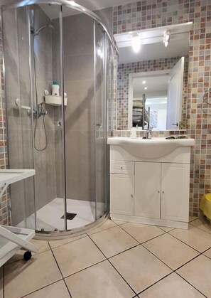 Vasca idromassaggio, asciugacapelli, bidet, asciugamani