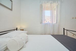 1 habitación, escritorio, tabla de planchar con plancha y wifi 