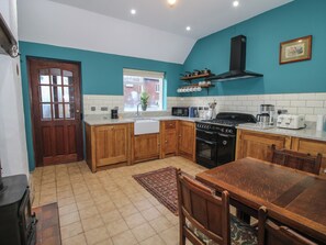 Dishwasher, cookware/dishes/utensils - 34 The Wharfage (Telford)