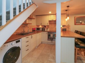 Fridge, dishwasher, electric kettle, toaster - Proffitts Cottage (Dulverton)