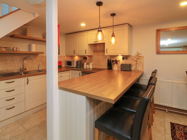 Fridge, dishwasher, electric kettle, toaster - Proffitts Cottage (Dulverton)