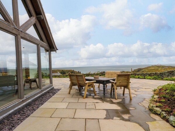 Outdoor dining - Balog Farm (Amlwch)