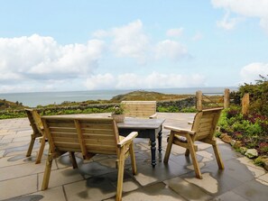 Outdoor dining - Balog Farm (Amlwch)