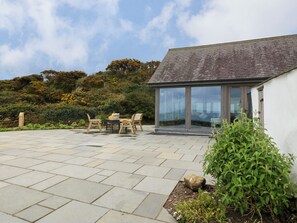 Outdoor dining - Balog Farm (Amlwch)