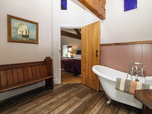 3 bedrooms, individually decorated, individually furnished, free WiFi