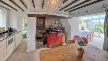 Lemari es, mesin pencuci piring, ketel listrik, dan pemanggang roti