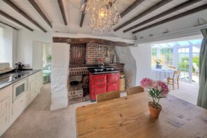 Fridge, dishwasher, electric kettle, toaster - Ty Ffynnon (Pwllheli)