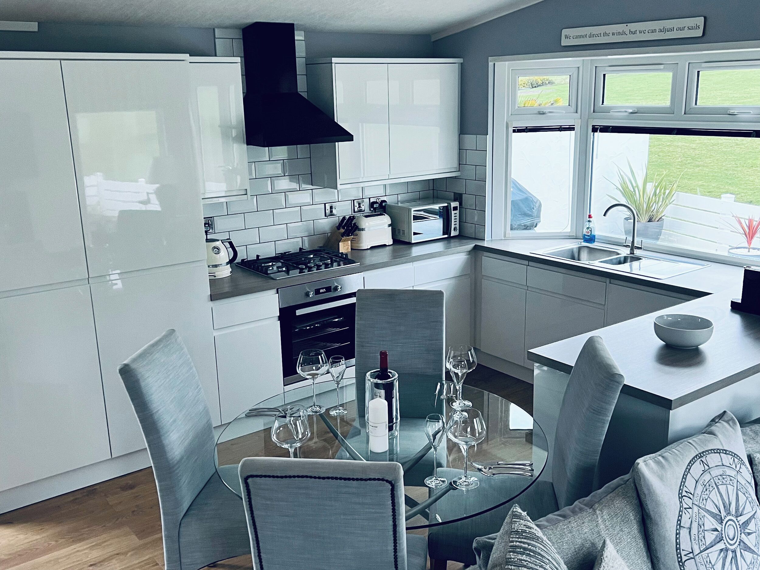 Diskmaskin, vattenkokare, brödrost och grytor/köksredskap