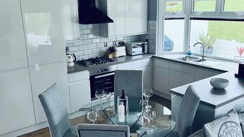 Astianpesukone, vedenkeitin, leivänpaahdin