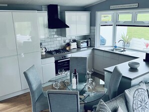 Dishwasher, electric kettle, toaster, cookware/dishes/utensils - The Warren O7 (Pwllheli)