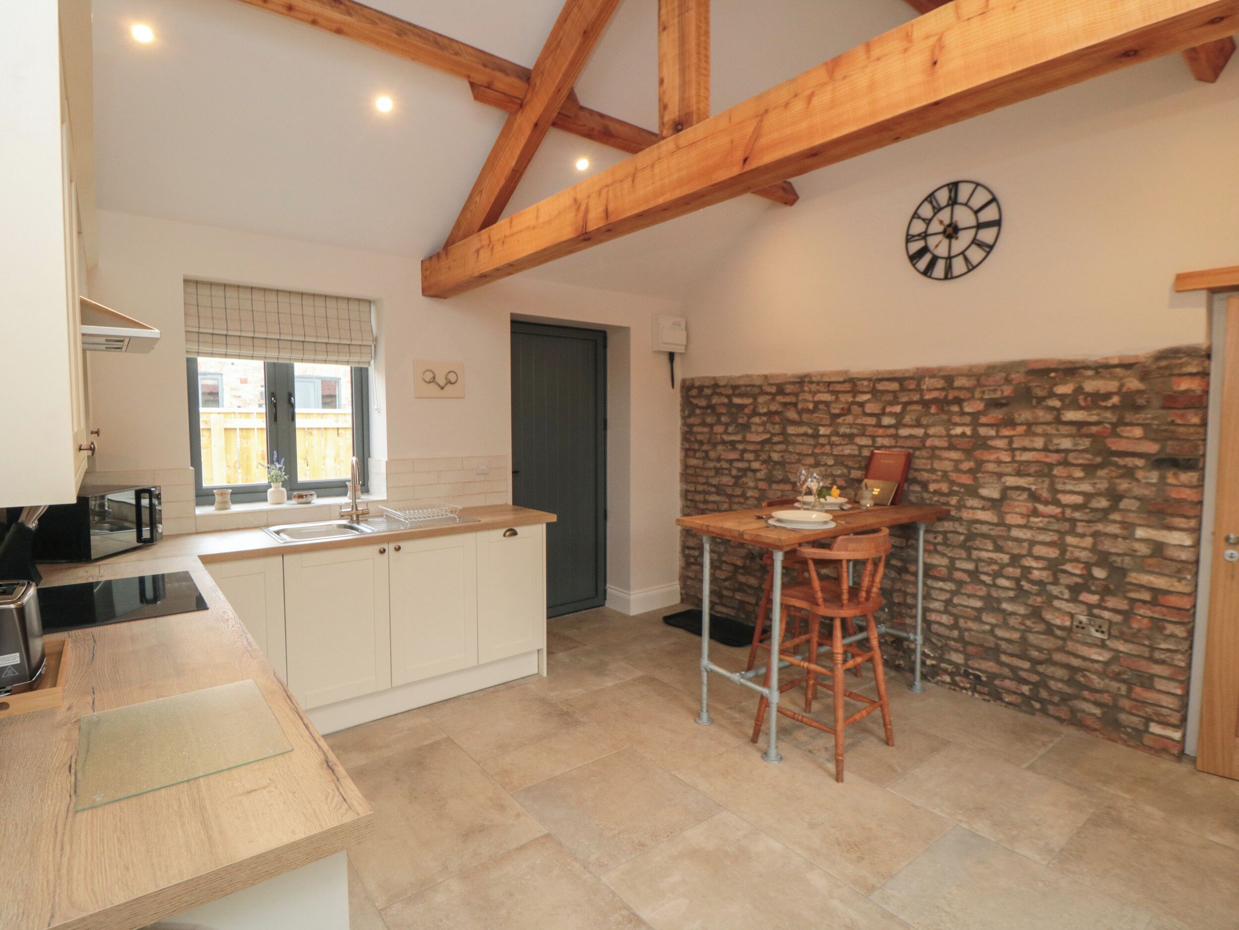 Een koelkast, een waterkoker, een broodrooster