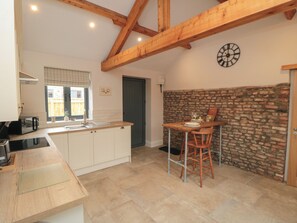 ตู้เย็น, กาต้มน้ำไฟฟ้า, เตาปิ้งขนมปัง, เครื่องครัว/จาน/ช้อนส้อม