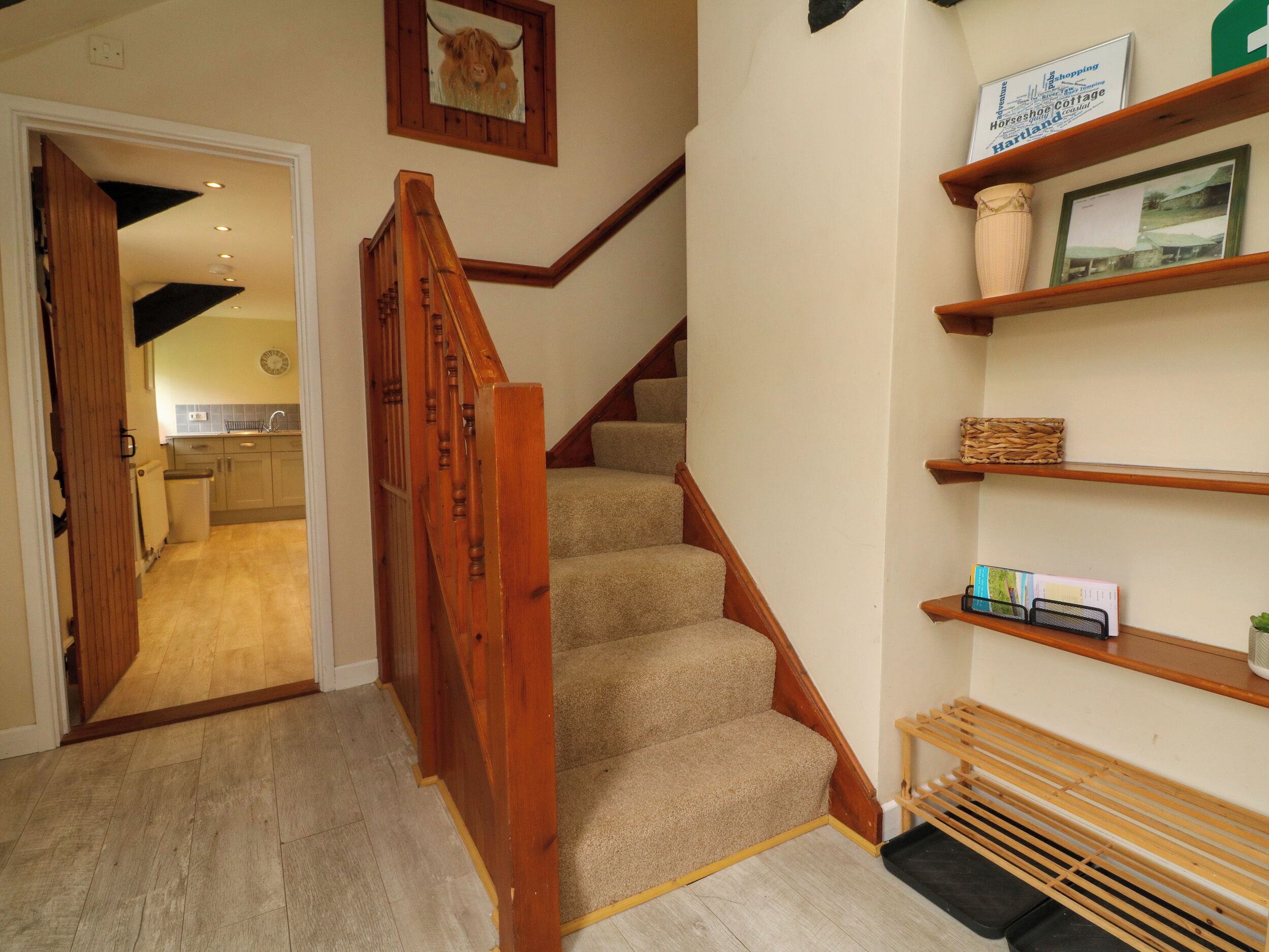 Una escalera con barandillas de madera que conduce a una plataforma.