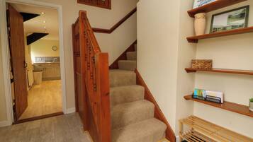 Una escalera con barandillas de madera que conduce a una plataforma.
