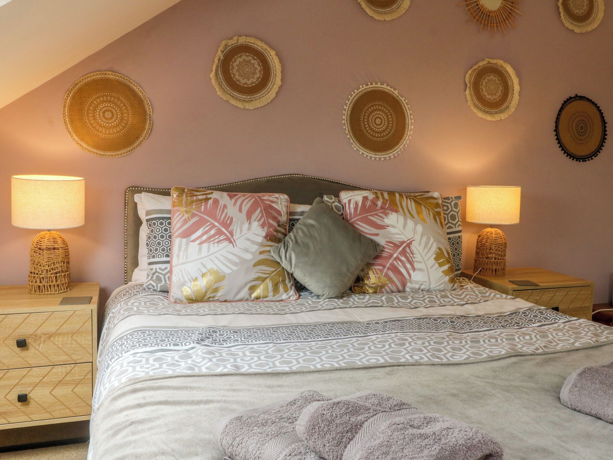 4 bedrooms, individually decorated, individually furnished, free WiFi