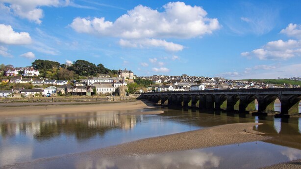 A river with a bridge, houses, and a hill in the background. - Horseshoe Cottage (Bideford)