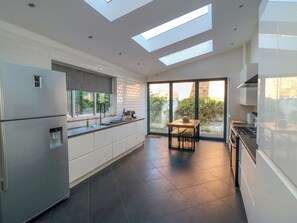 Fridge, dishwasher, electric kettle, cookware/dishes/utensils - South Bay House (Scarborough)