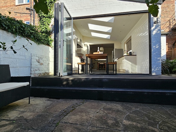 Cottage | Outdoor dining - South Bay House (Scarborough)