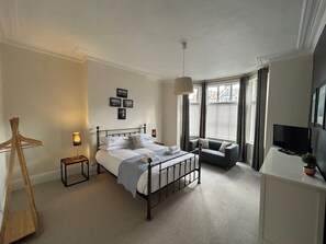 6 bedrooms, individually decorated, individually furnished, free WiFi - South Bay House (Scarborough)