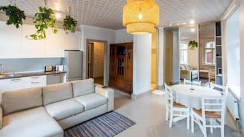 Apartment, 1 Bedroom, Patio, Garden View | Dining room