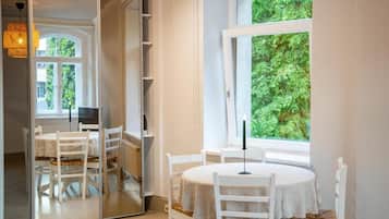 Apartment, 1 Bedroom, Patio, Garden View | Dining room