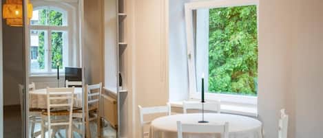 Apartment, 1 Bedroom, Patio, Garden View | Dining room